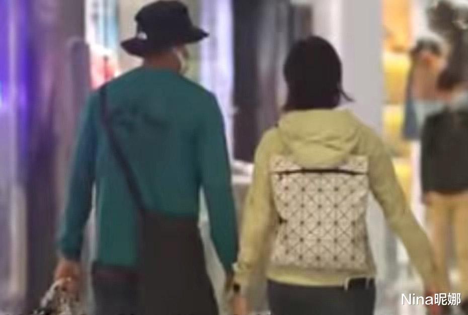 郭蔼明|刘青云商场牵妻子超腻歪，郭蔼明穿紧身裤没生娃就是嫩，结婚24年似初恋