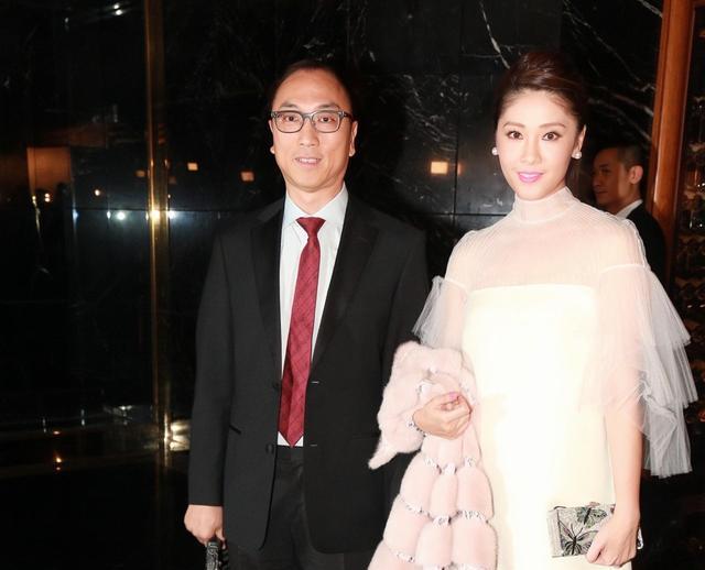 香港小姐|知名港姐冠军翁嘉穗近照曝光!嫁入豪门住过亿豪宅,化身冻龄靓妈