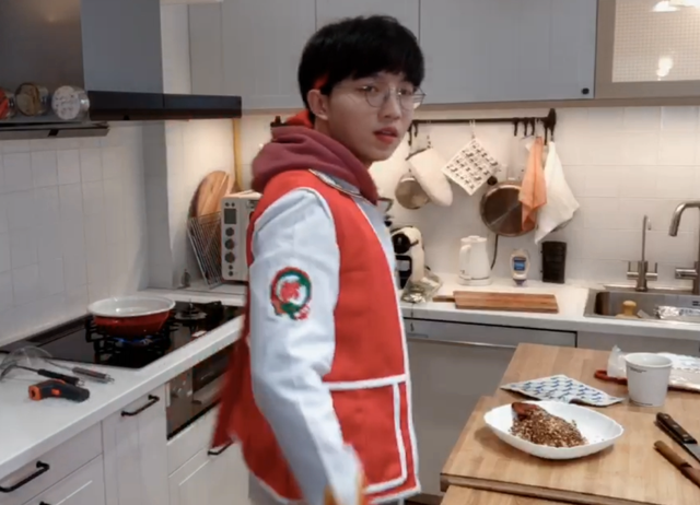 冬奥_北京冬奥|斗鱼柴犬老丸子还原云龙炸虾,弹幕:龙虾被埋了,还上了三炷香