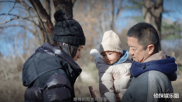 李亚鹏|李亚鹏与小娇妻带娃出游,一家三口高调秀幸福,女儿单眼皮像妈妈
