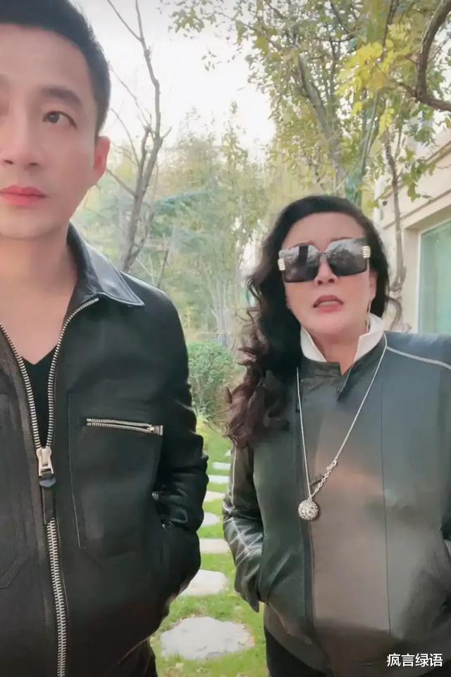 汪小菲|汪小菲家的冷清和大S家的热闹对比好显明