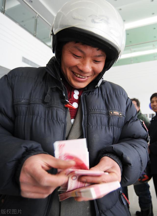 老人银行取一万一千元,银行非说取了一万六,要求退还,该不该退?