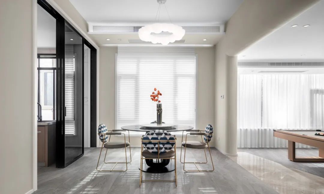 通透感、混搭风、大平层:230m2的现代原木家,到处都是细节!