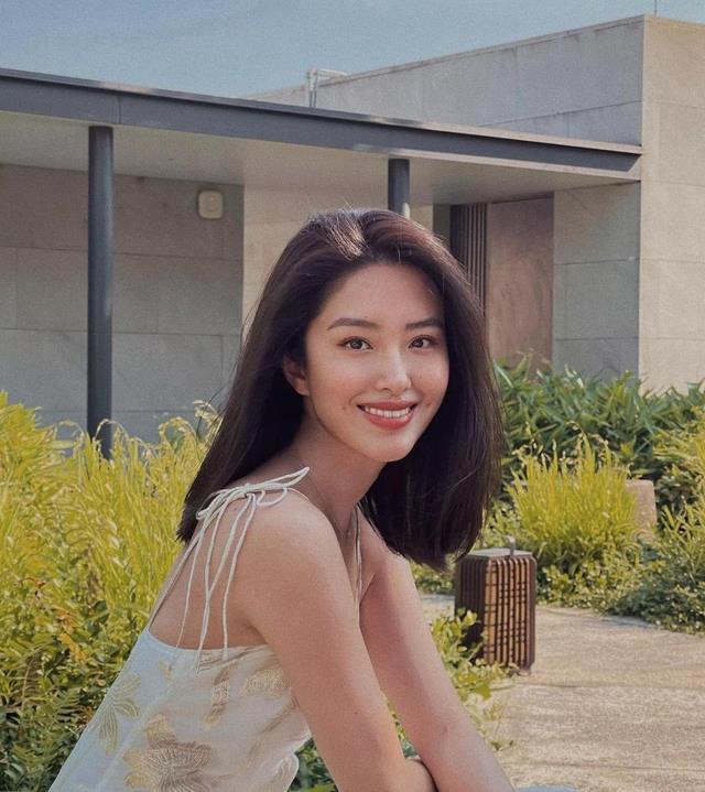 杨采钰|与大30岁的刘亦菲干爹相恋，杨采钰比刘亦菲年纪小，资源越来越好