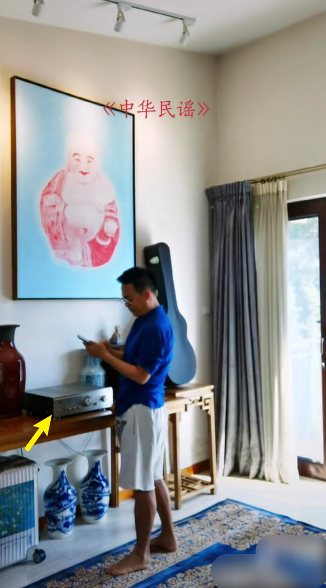 孙浩|53岁孙浩现身容颜未改状态好,房子简陋摆设陈旧,至今未婚无子女