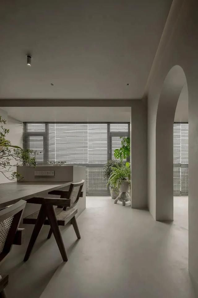 这对北京夫妻太会装修了,230㎡侘寂风大平层,入户便是高级感