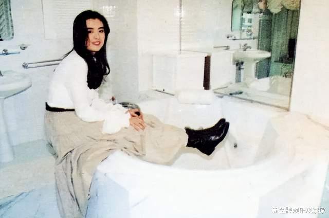 王祖贤|55岁王祖贤近照素面朝天,发丝泛白令人感慨,双手合十内心充实