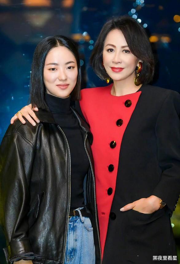 护肤 刘嘉玲在国外挺会打扮，裙子“半边黑、半边红”，看着时髦又大气