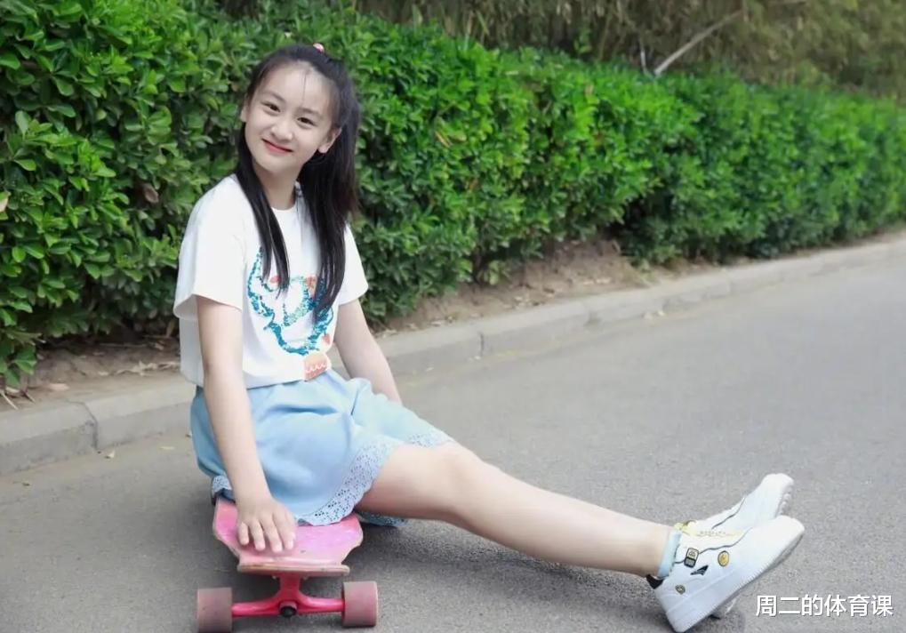 田雨橙|奥运冠军晒女儿“健身照”引热议!14岁皮肤白皙、高挑,代言国货品牌