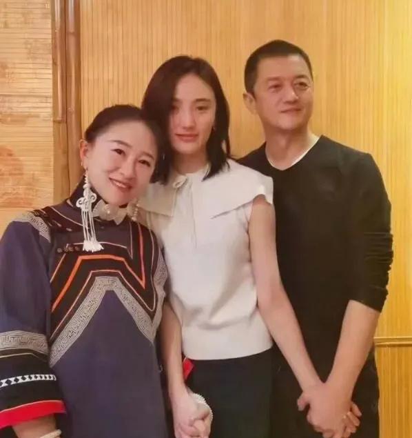 李亚鹏|李亚鹏被曝与女友拍婚纱照,向好友炫耀婚戒,女方扶腰被疑已怀孕