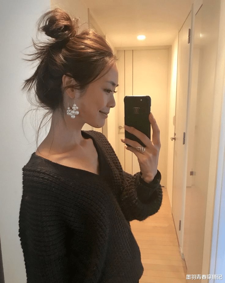 马尾辫 女人不管多忙,出门都尽量打理一下发型,否则衣服搭再好看也白搭