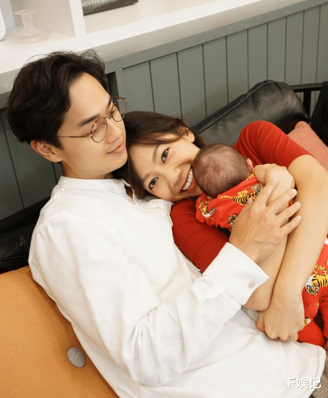 郑俊弘|郑俊弘夫妇晒全家福庆祝儿子出生100天 何雁诗夺走儿子首个初吻