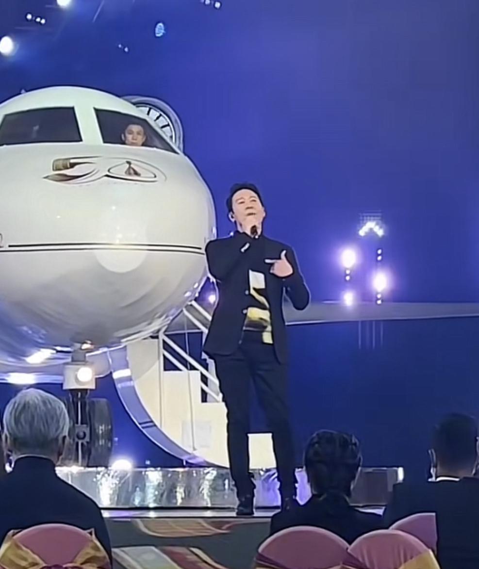 乐基儿|黎明前妻乐基儿素颜认不出,肌肉健硕脑门锃亮,曾被曝胖到200斤