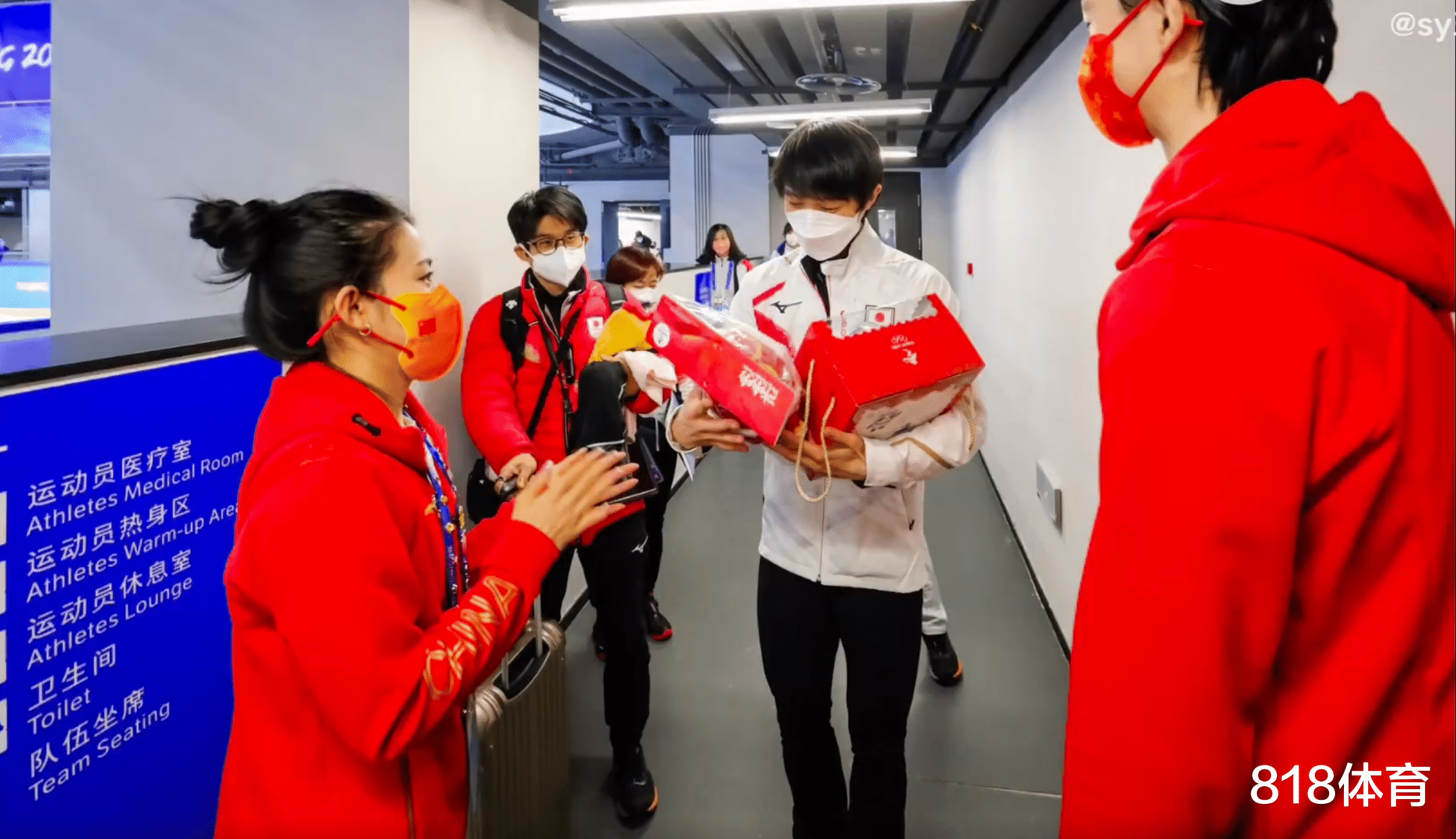 冰墩墩|笑喷! 羽生结弦喜提马达引擎赠送限量版冰墩墩, 柳鑫宇6度公主抱羽生