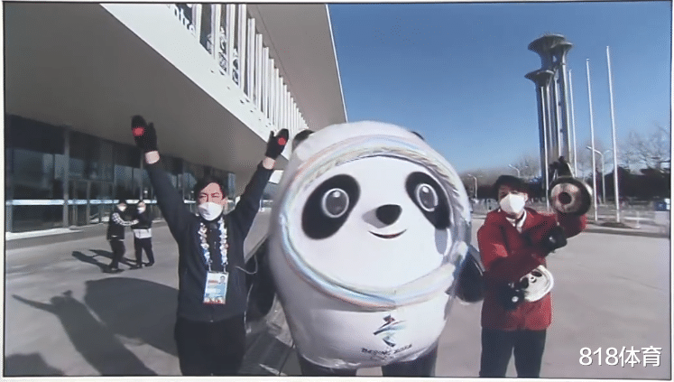 冰墩墩|双向奔赴! 义墩墩告别北京冰墩墩惊喜亮相, 冰墩墩被卡门里义墩墩急坏了