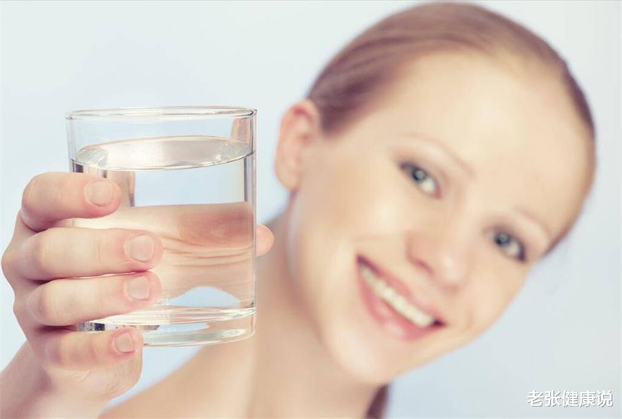 医生|空腹喝水危害大？当真比不吃早饭还严重？别再傻傻被骗了