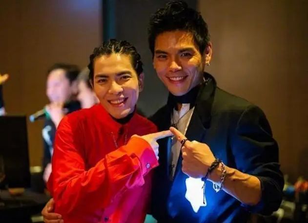 萧敬腾|向华强夫妇与萧敬腾聚会，萧敬腾卖力为干爹演唱，近照酷似向佐