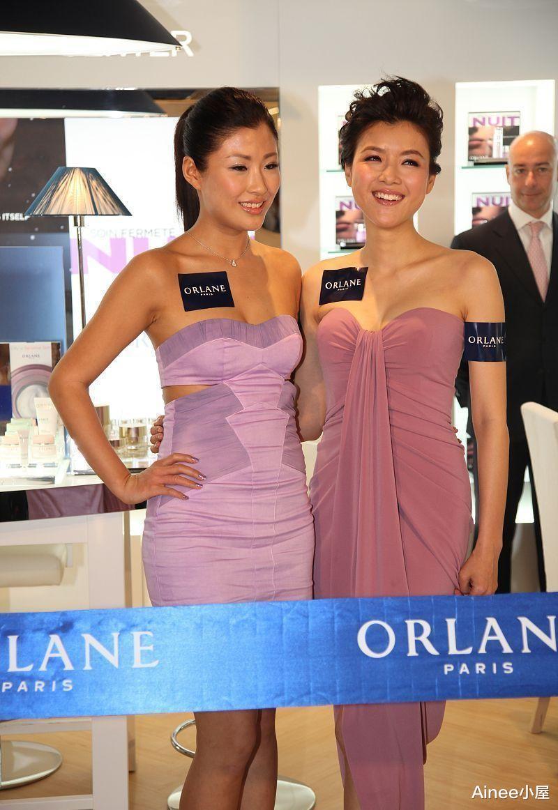 洪金宝|陈茵微和洪金宝儿媳妇同框，都穿抹胸裹身裙窈窕精致，显出好气色