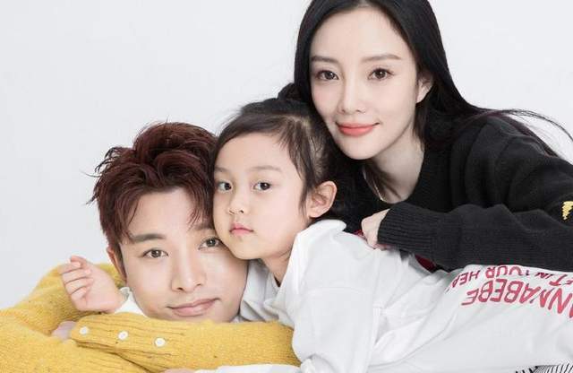 贾云馨|甜馨期盼爸妈复婚，开通小号提到李小璐贾乃亮，此前曾晒三口合影