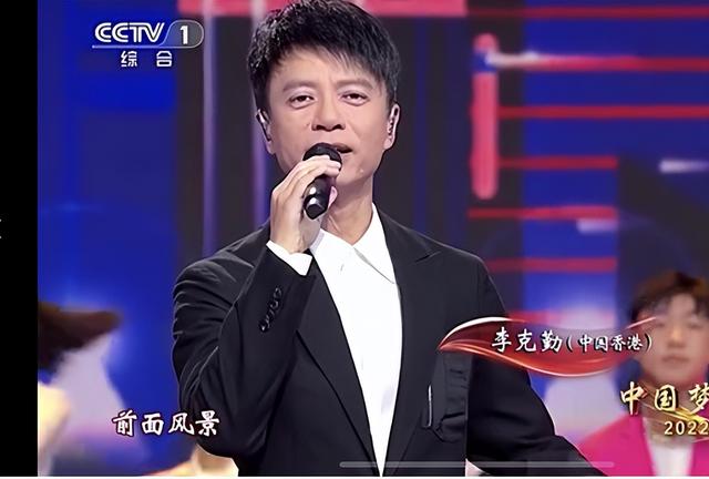 快递员|国庆晚会亮点多:周冬雨的简历,孙俪的指甲,还有黑板上的文字