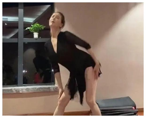 左小青|清纯了半辈子的左小青,突然在44岁来了个急刹车,走起了邪魅风