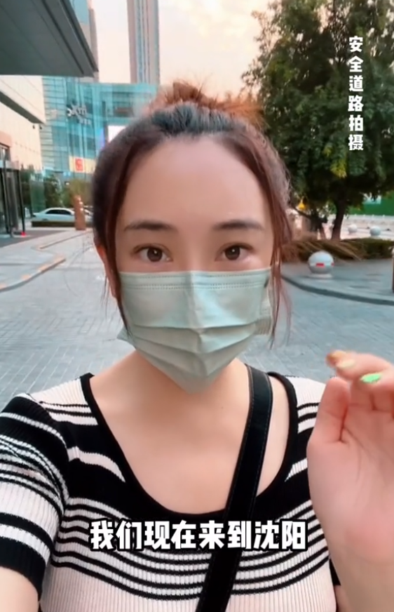 杜若溪|杜若溪带女儿逛夜市！4岁肉肉五官酷似严屹宽，当街跳舞活泼可爱