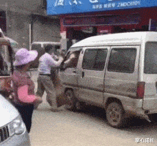 “小姐姐你也太粗心了，就没感受到背后一股热流？”多少有点尴尬