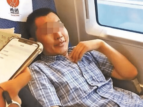 高铁上男子光脚搭在女子头上,屡劝不改,炫耀无耻的嘴脸让人难忍