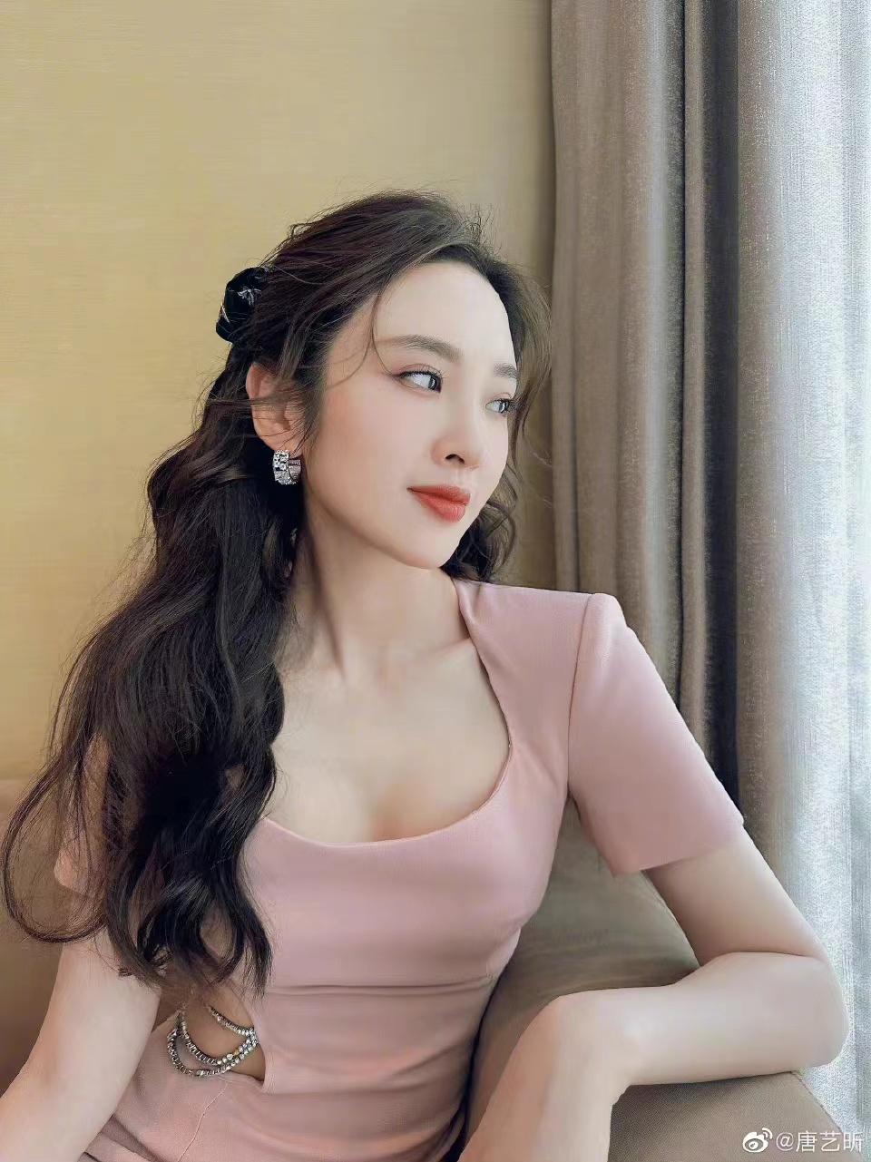 唐艺昕 唐艺昕长发短发随拍，美女颜值不被发型左右，网友：张若昀好福气