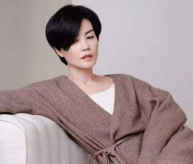 穿衣搭配 王菲久违露面形象大变!留微卷短发俏皮减龄,穿搭简单又大气