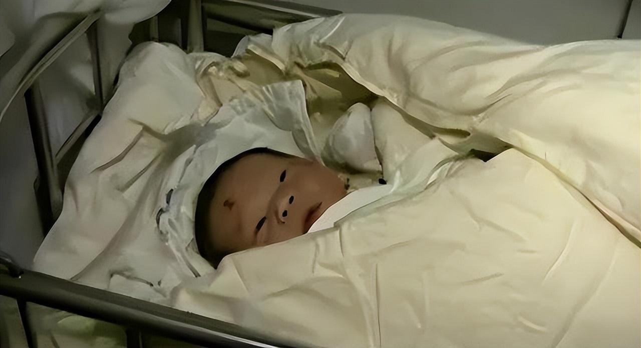 2014年,妻子前往医院生产,不幸被车撞倒,婴儿竟生还