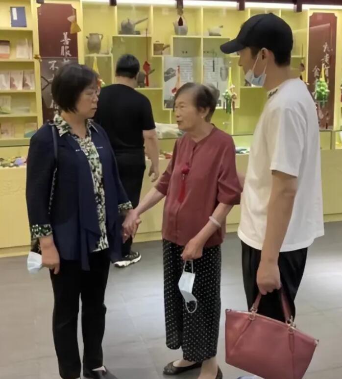 当红女星|前央视主持人樊登父亲因疫情病逝，昨日才住院，但选择放弃抢救