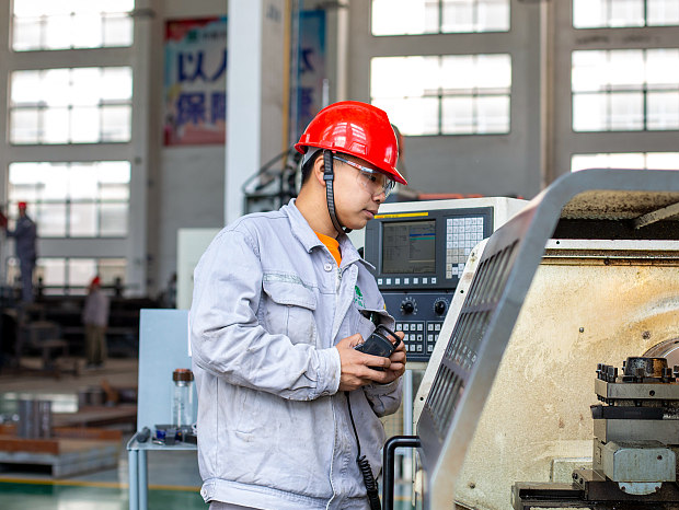 招聘|老员工提出涨薪，厂长却宁可花同样的工资招聘新人，没多久后悔了