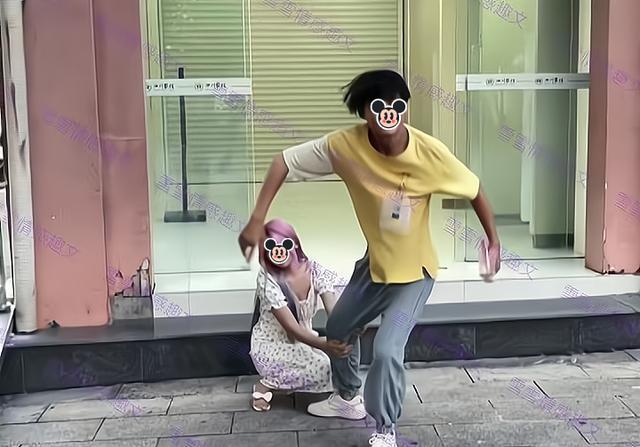 男子从银行里取钱出来,女友担心他乱花,要求交给她保管才能离开