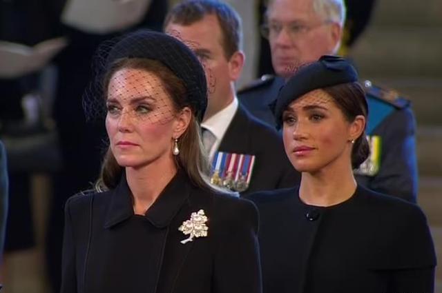 威廉|41岁梅根在国葬上出丑:突然下跪惊呆众人,凯特和威廉扭头就走