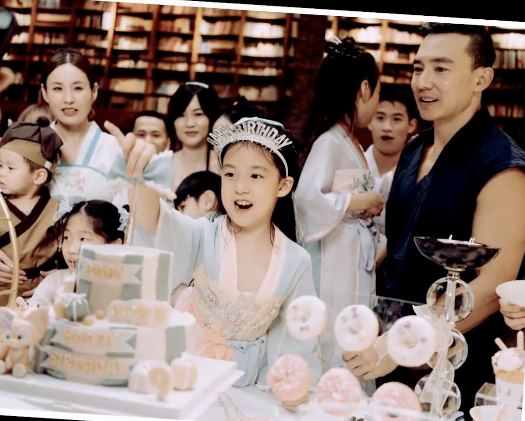 小泡芙|刘畊宏晒女儿中国风庆生视频，小泡芙从小美到大，吴尊妻儿齐出镜