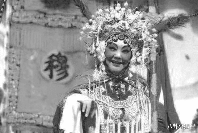 马金凤|马金凤追悼会低调举行，灵堂布置简洁，遗照旁摆放菊花与生前倩影