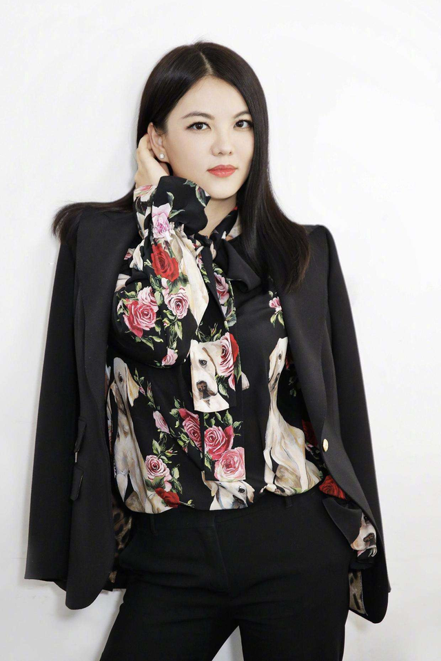 李湘一家亮相机场，王诗龄打扮运动风挺潮流，王岳伦穿衬衫显成熟