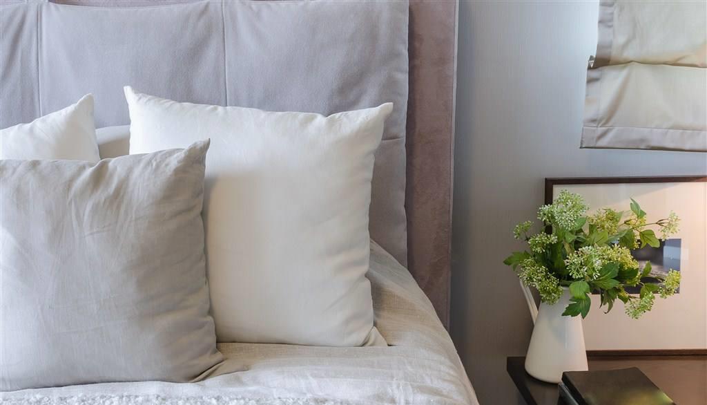 “镜子对大床,求医日日忙”,除了镜子,这些东西也不能放在床边