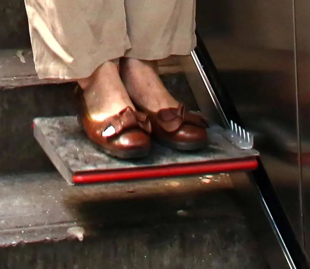 老楼加装电梯太难了!不如装个利民神器,隐形方便,站着直接到家