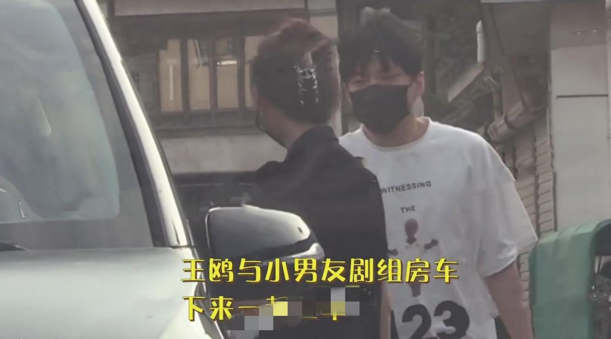 王鸥姐弟恋爆实锤！和德云社何九华搂肩进酒店，曾同参加妹妹婚礼