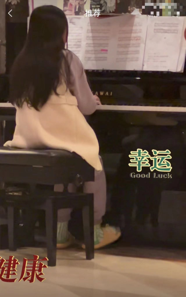 雷佳音|雷佳音一家三口逛夜市,老婆穿短裙美貌如女团,11岁女儿身高瞩目