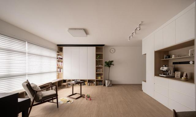 设计务实不花哨，装大量储物空间，才是这套70㎡房干净敞亮的原因