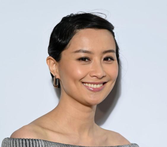 陈法拉|40岁前TVB花旦陈法拉现身巴黎,产后首秀身材,脸部凹陷细纹明显