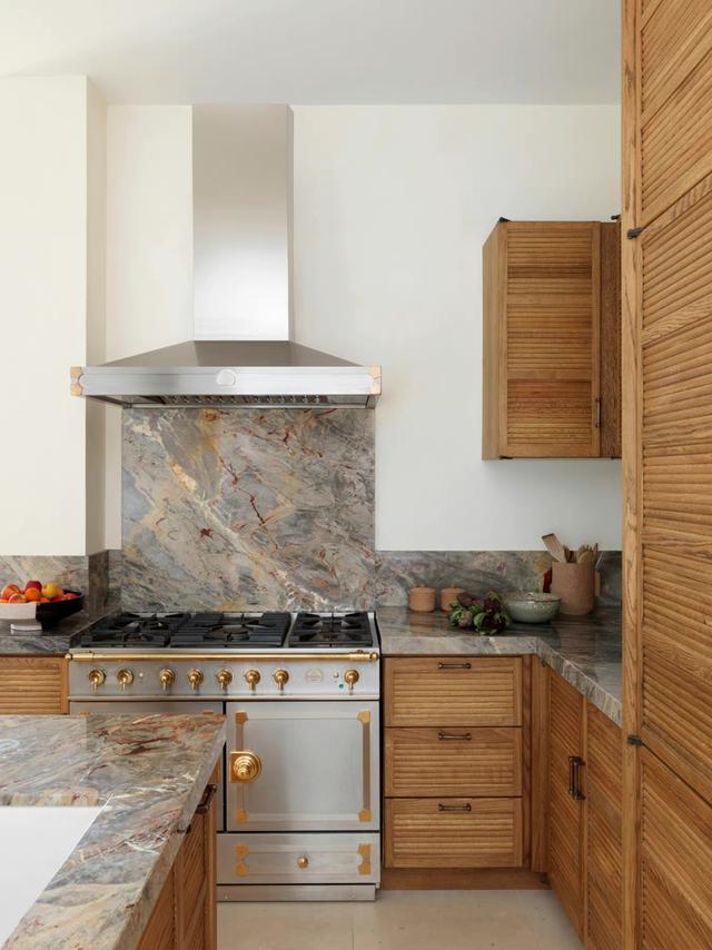 复古大胆的巴黎公寓，多彩色调和个性张扬的软装，每一件都想拥有