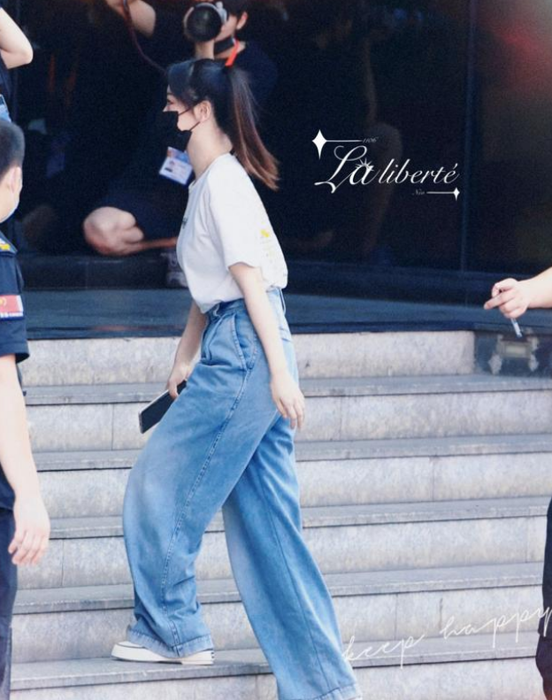 杨紫 杨紫《你好星期六》录制，2个造型搭配双马尾，梦回90年代