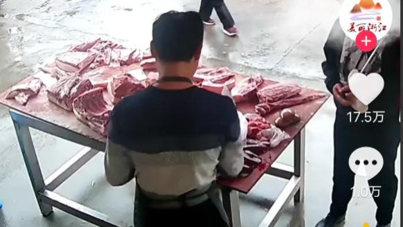 广东河源，一50岁的女子雨天在肉摊前看着，想买肉，但她没有钱