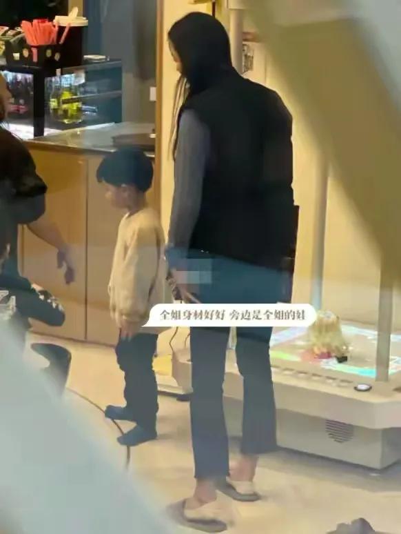 全智贤|全智贤带儿子外出玩耍！头发油得打柳弯腰驼背，儿子帅脸太随妈妈