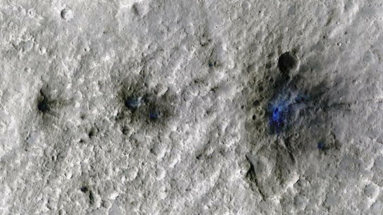 美国宇航局公布新陨石撞击坑镜头，在火星上留下三个“碎片”