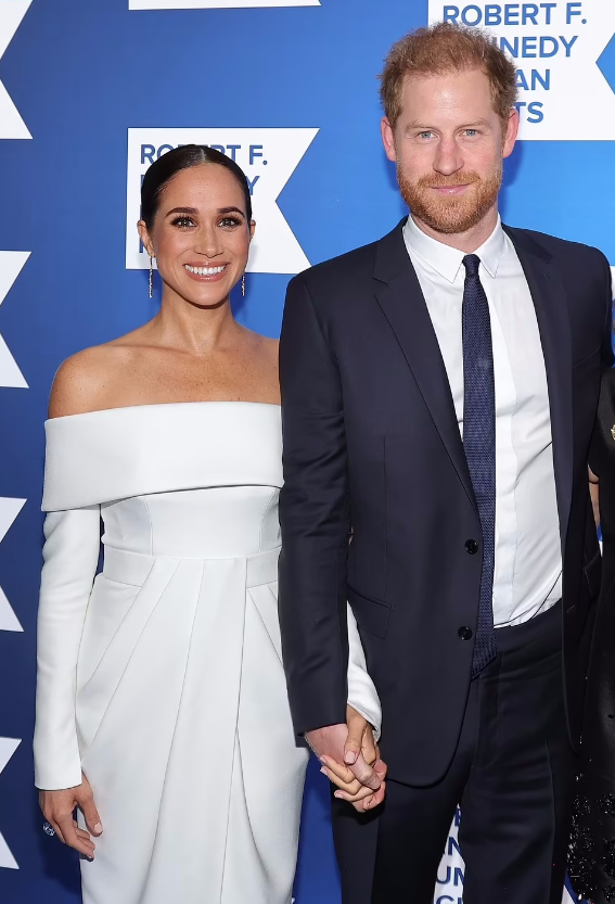 颁奖礼|梅根冒雨参加颁奖礼!一袭白色礼服裙隔空与凯特比美,太low了吧